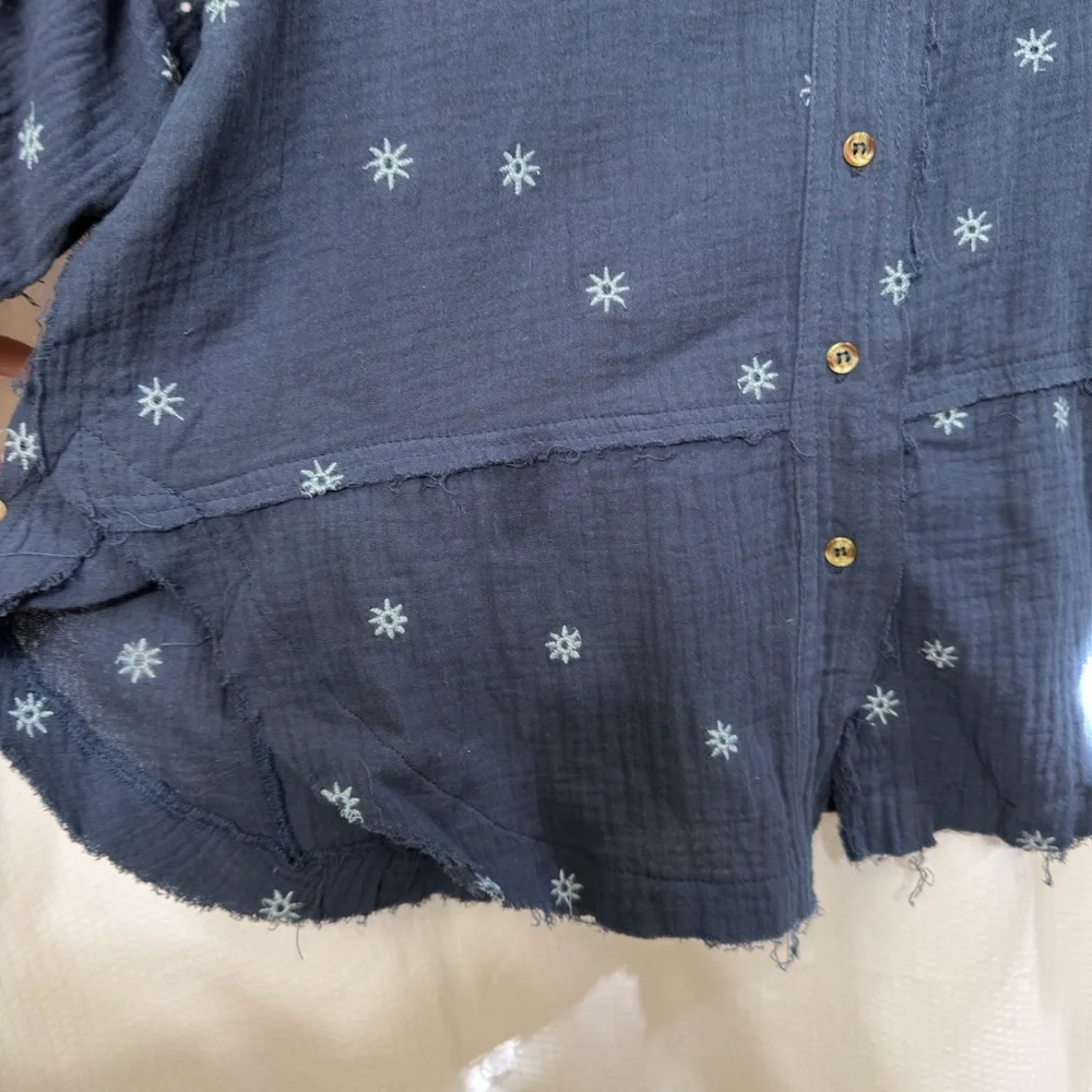 Easel Women's Navy‎ Button Down White Boho Embroidered Floral Chunky Shirt M EUC